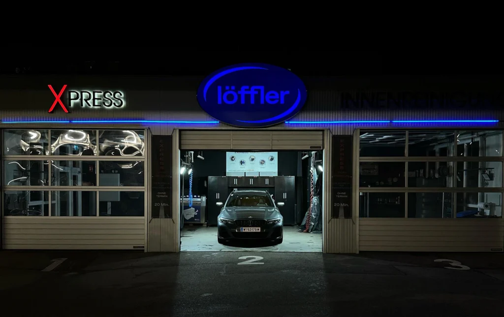 Eingangsportal der Löffler Waschstraße in der Abendbeleuchtung